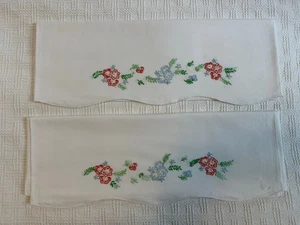 Par de fundas de almohada vintage de algodón bordadas con cesta de flores 21x28 estándar - Imagen 1 de 6
