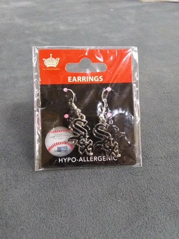 earring dangle logo charm WHITE SOX new in pack Cover