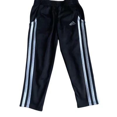 ¡Casi nuevo! Pantalones deportivos/pantalones de chándal Adidas negros - talla 4T Foto 1 de 4