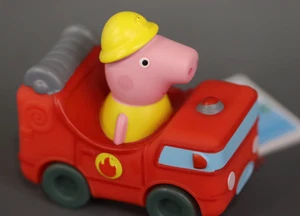 Peppa Pig kleiner Buggy Fahrzeug Vorschule Spielzeug Peppa Pig im Feuerwehrauto. - Bild 1 von 3
