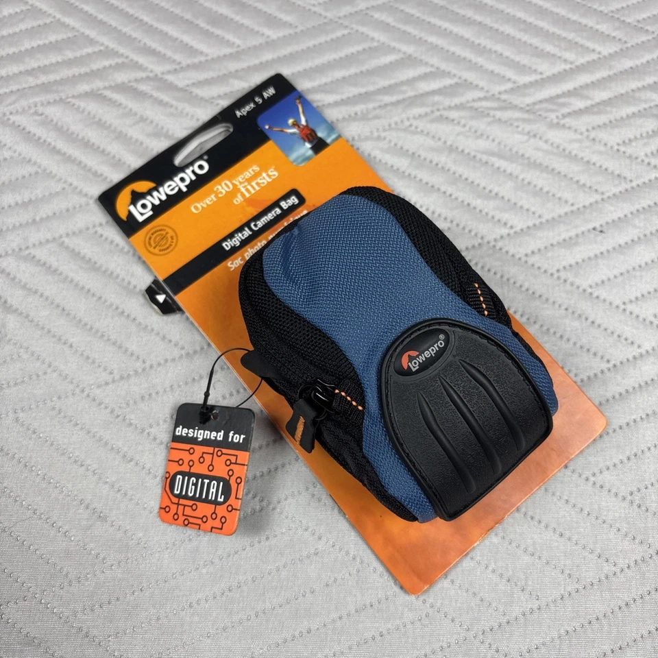 Lowepro Apex 5 AW Compact Case Blue/Black for Ultra Compact Cameras - Image 1 of 4