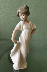 NAO Lladro Porcelain Figurine #1110 How Pretty - Girl Admiring Her Dress - 1989 - Picture 1 of 7
