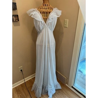 Винтажная 1960-е Van Raalte прозрачная сексуальная ночная рубашка глубокий v-образным вырезом и v-образной спиной - Изображение 1 из 4