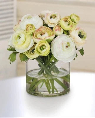 Arreglo de seda sintética Ranunculus en florero Foto 1 de 2