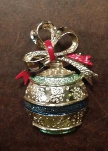 VINTAGE GERRYS GOLD TONE CHRISTMAS ORNAMENT SIGNED DESIGNER PIN FREE SHIPPING - Picture 1 of 3