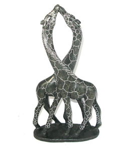 Paire de girafes embrassantes en pierre serpentine brune - sculpture art shona africain 10'