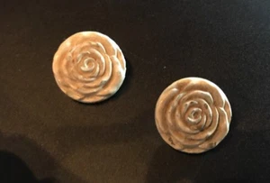 Pretty Pair of Vintage Early Plastic Cream Floral Buttons 3/4" - Picture 1 of 4
