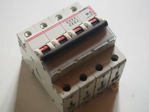 Disjoncteur Tétrapolaire LEGRAND D40 06677 - Picture 1 of 3