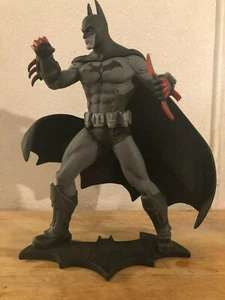 BATMAN ARKHAM CITY STATUE DC COMICS DARK KNIGHT BRAND NEW DAMAGED CHIPPED EAR - Picture 1 of 7