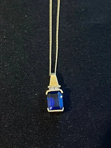 Colgante solitario de diamantes y zafiros de oro de 10 quilates con sello en cadena de eslabones de 9 quilates - Imagen 1 de 11