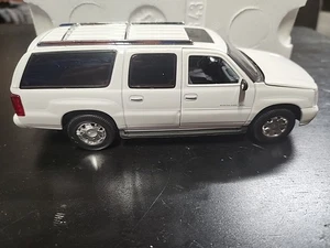 Signature Models 32343 2004 Cadillac Escalade ESV White 1:32 Diecast Boxed - Picture 1 of 3