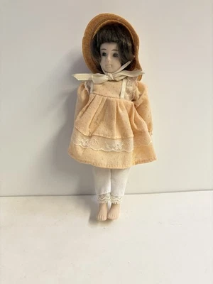 复古 Russ Months to Remember - 5 月 - 瓷器收藏品娃娃 9 英寸高  — 第 1/3 张图片