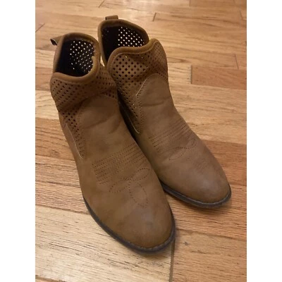 Pierre Dumas, women's dark brown low heel ankle bootie with eyelet detail size 8 - Изображение 1 из 4