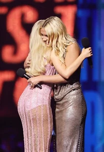 Foto brillante de carpintero Sabrina 8,5" x 11" borde #4210 - Imagen 1 de 1