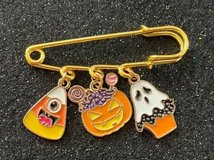 HALLOWEEN KILT PIN BROOCH WITH CHARMS Handmade in USA - Picture 1 of 4