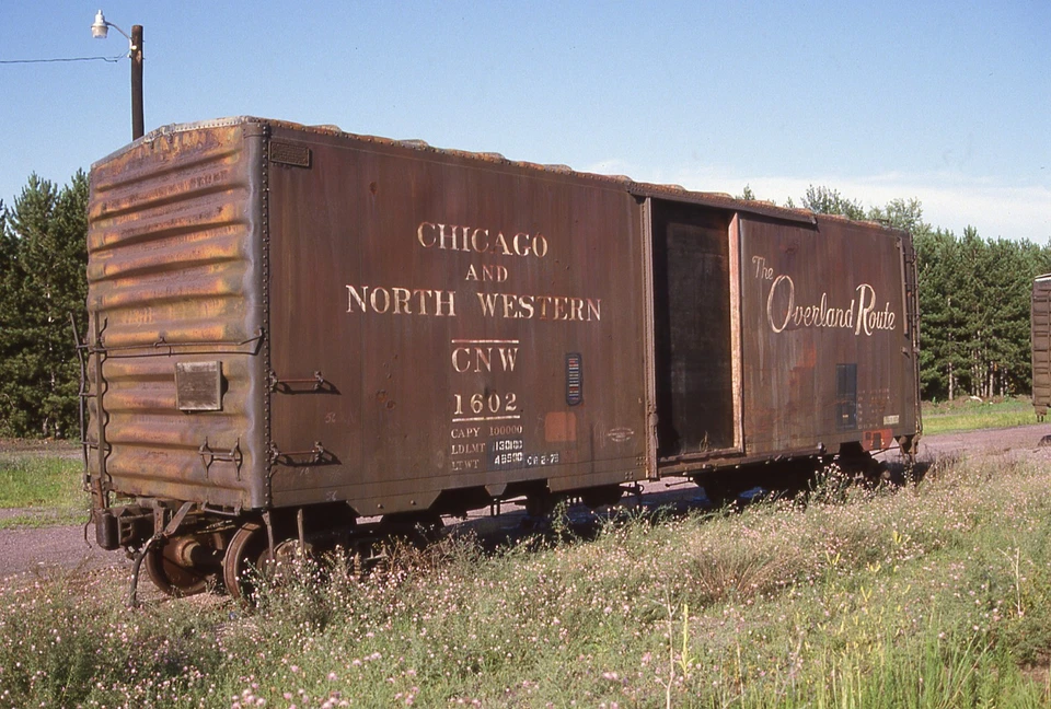 SF 原装幻灯片 CNW 西北 40 英尺 Boxcar #1602 - Adams WI 1986 — 第 1/1 张图片