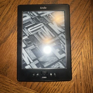 Lector de libros electrónicos Amazon Kindle D01100 4ta generación (2012) negro pantalla 6" WiFi - Imagen 1 de 2