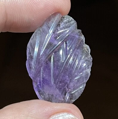 18.4ct 31x21.5x4.8mm Purple Leaf Carved Flat Back Amethyst Cabochon Gem - Image 1 of 4