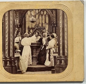 Heilige Zeremonie in einer Kirche - ein historisches religiöses Ereignis Stereoview-Karte - Bild 1 von 7
