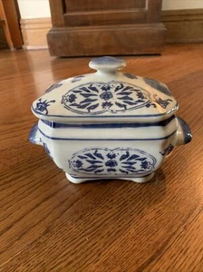 ANTQ 1940 FÁBRICA CHINA "WAH LEE", HK 5" PLATO CUBIERTO PORCELANA AZUL/BLANCO - Imagen 1 de 9