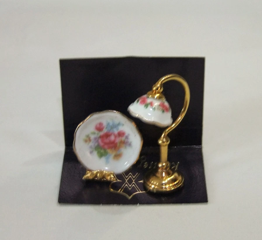 Tischlampe und Zierteller auf Ständer 1:12 ✿ Reutter Porzellan ✿ Puppenstube - Bild 1 von 1