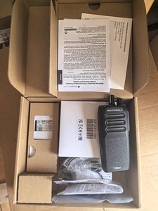 Motorola MOTOTRBO R2 Portable Two-Way Radio UHF 400-480MHz IP55 AAH11YDC9JA2AN - Picture 1 of 6