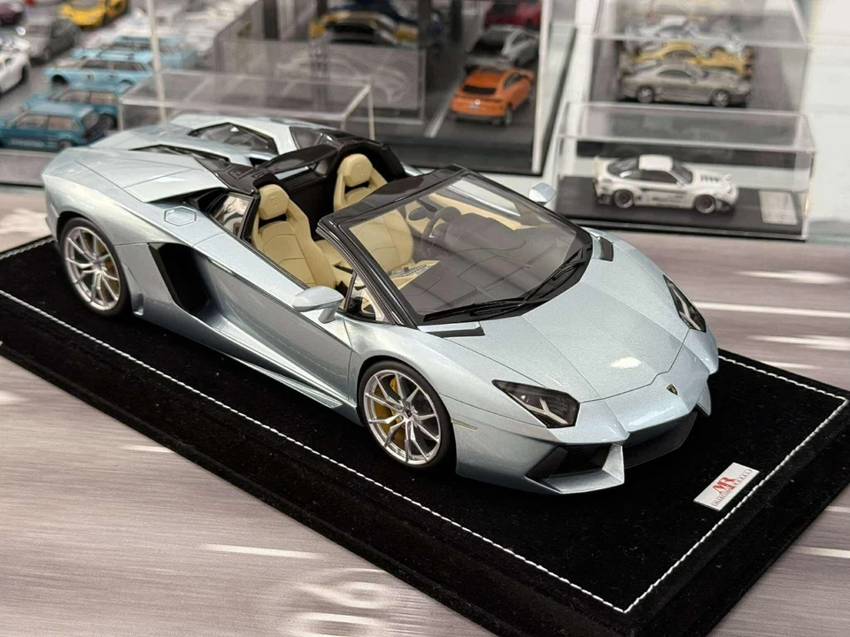 Lamborghini Aventador Roadster LP700-4 (Ice Blue) [MR Collection] 1/18 scale - Image 1 of 3