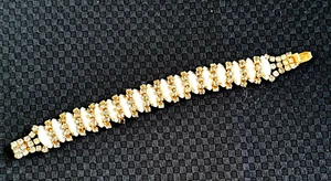 Bracciale bianco in vetro al latte e strass - Foto 1 di 8
