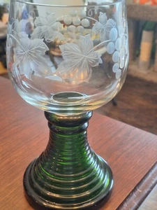 Copa de vino colmena vintage de 10" - Base verde con hermosa copa grabada transparente - Imagen 1 de 5