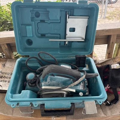 Cepilladora Makita KP0800 6,5 Amp 3-1/4" con cable en estuche probado funciona. Foto 1 de 4