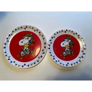 Juego de 2 platos de plástico para niños Gibson Holiday Christmas Peanuts Snoopy Woodstock - Imagen 1 de 2
