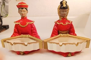 2 Estatuillas Cenicero Asiático Cerámica Vintage Porcelana Par Abrigo Rojo y Sombrero Kitsh - Imagen 1 de 4