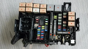 Relé de unión de caja de fusibles de motor KIA NIRO 2017-2019 # 91211-G5111 OEM - Imagen 1 de 8