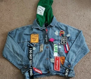 Neu mit Etikett True Religion Damen Jeansjacke mit Patches und abnehmbarer Kapuze Größe L - Bild 1 von 4
