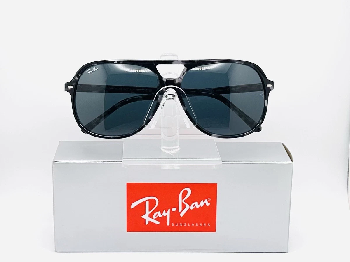 Әйелдер дәретханасындағы медициналық қызметкерлерге қарап