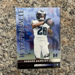 2024 Panini Encore Team Pinnacle Saquon Barkley De’von Achane Doble Inserto #5 - Imagen 1 de 2