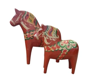 Juego de 2 estatuillas de madera vintage suecas de caballos Dala pintadas a mano de arte popular rojo - Imagen 1 de 16