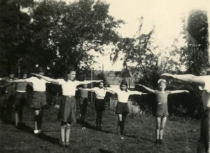 France Fives Lille Catholic Group Ames Vaillantes Origny en Thierache Photo 1946 - Picture 1 of 3