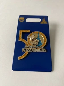 Walt Disney World 50th Anniversary Mickey Mouse Castle Passholder AP Pin NEW - Imagen 1 de 5