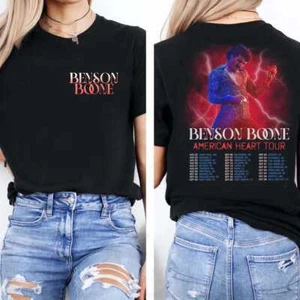 Camicia Benson Boone American Heart Tour, camicia Beautiful Things, regalo per fan - Foto 1 di 3