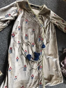 Tuta Khaadi bambina originale ricamata colore pelle velluto 3 pezzi nappe blu 5-6 - Foto 1 di 11