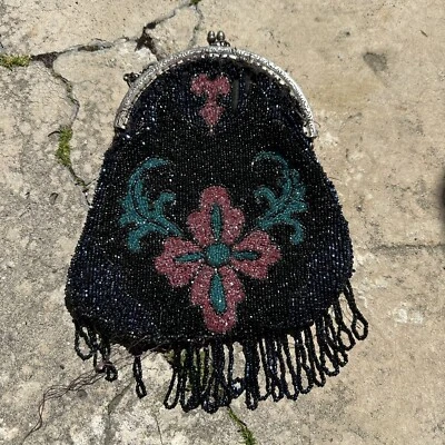 Antiguo monedero/bolso de mano Art Deco Noveau con cuentas de micro vidrio aleta francesa años 20’s Foto 1 de 4