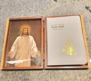 1974 Memorial Edition Holy Bible in Wood Box with Jesus Art Union Made - Picture 1 of 11