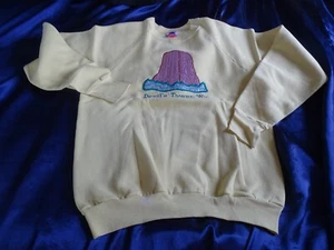 Vintage Gr. L FOTL Sweatshirt mit Rundhalsausschnitt bestickt Applikation Devils Tower WY gelb - Bild 1 von 8