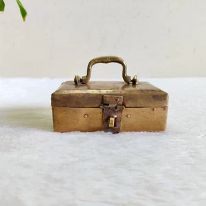 1930 pequeña caja de latón multicompartimento de colección pestillo y mango antiguo coleccionable M4 - Imagen 1 de 9