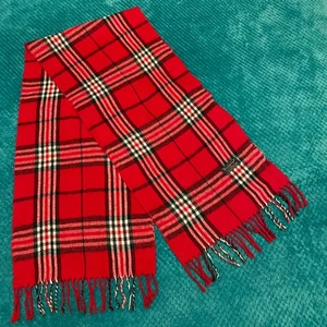 Sciarpa Burberry vintage rossa con quadri bianchi e neri 100% lana di agnello 141 cm/31 cm - Foto 1 di 14