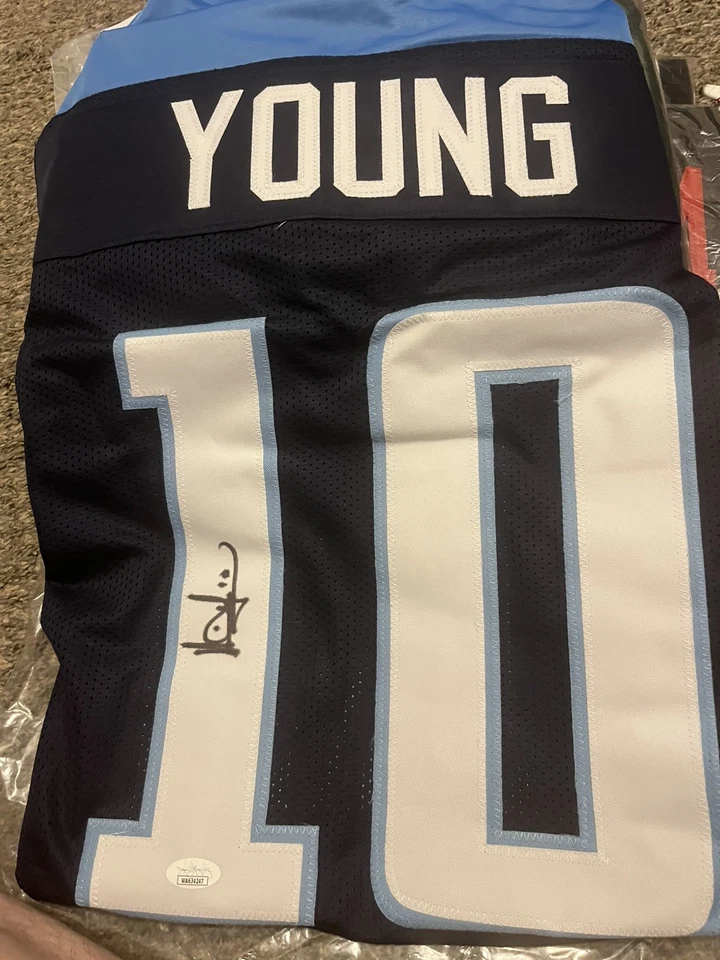 Camiseta Vince Young Tennessee Titans #10 firmada certificada por la JSA Foto 1 de 1
