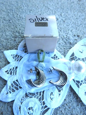 Винтажные серебристые серьги-кольца Avon 1990 г. с гладким пирсингом - Изображение 1 из 4