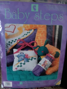Neue Designs für die Nadel Baby Schritte Türaufhänger & Flaschenabdeckung Kit / XX1 - Bild 1 von 5