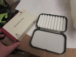 Caja de pesca con mosca trucha profunda Neroda grande resistente alnwick sin usar verde seco húmedo - Imagen 1 de 14
